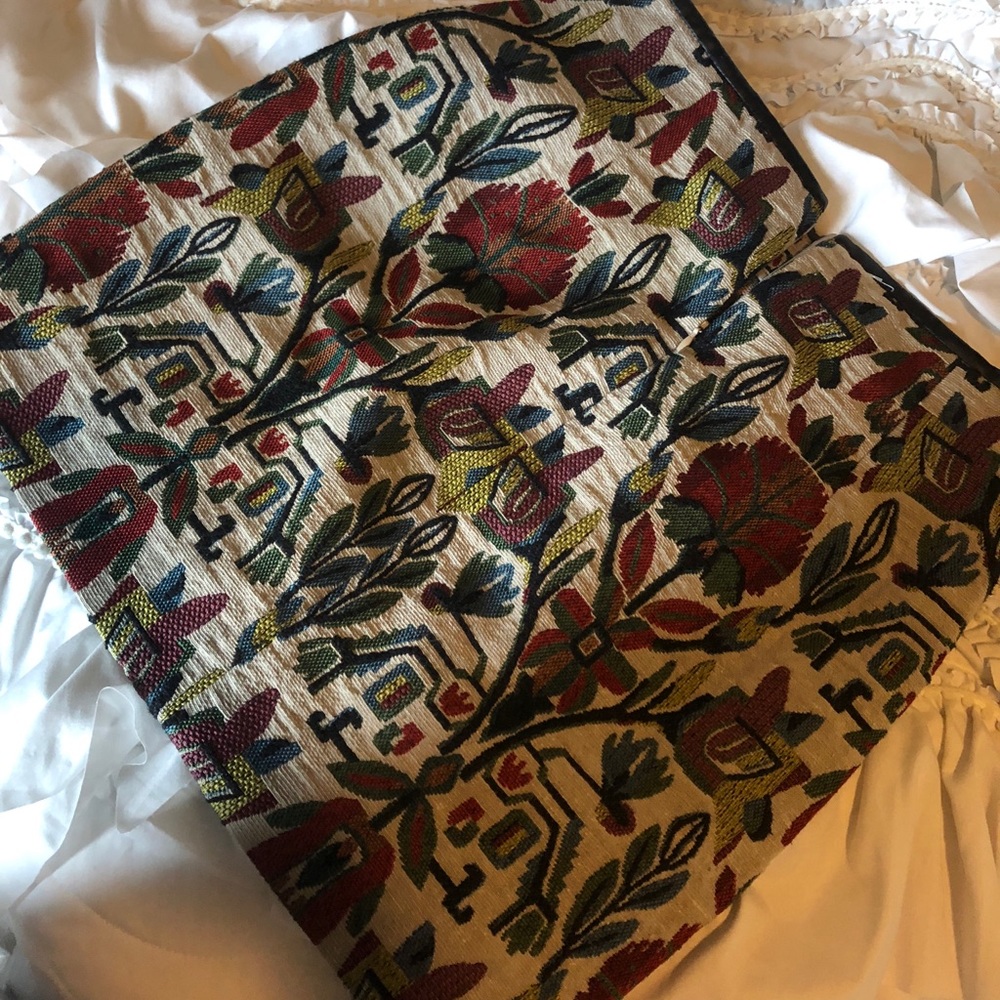 Super cute printed Zara skirt!